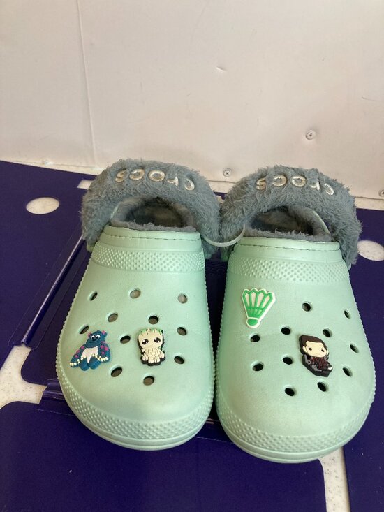 CROCS Shoes - CROCS FUR LINED WOMENS SHOES WITH CHARMS SIZE 8